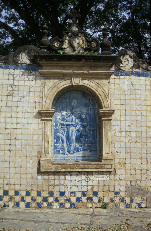 Édicule en pierre encadrant un panneau d'azulejos avec l'Arrestation du Christ